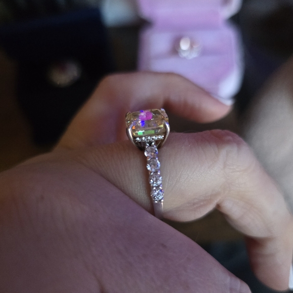 Elegant Yellow Gemstone Ring - Picture 4 of 10